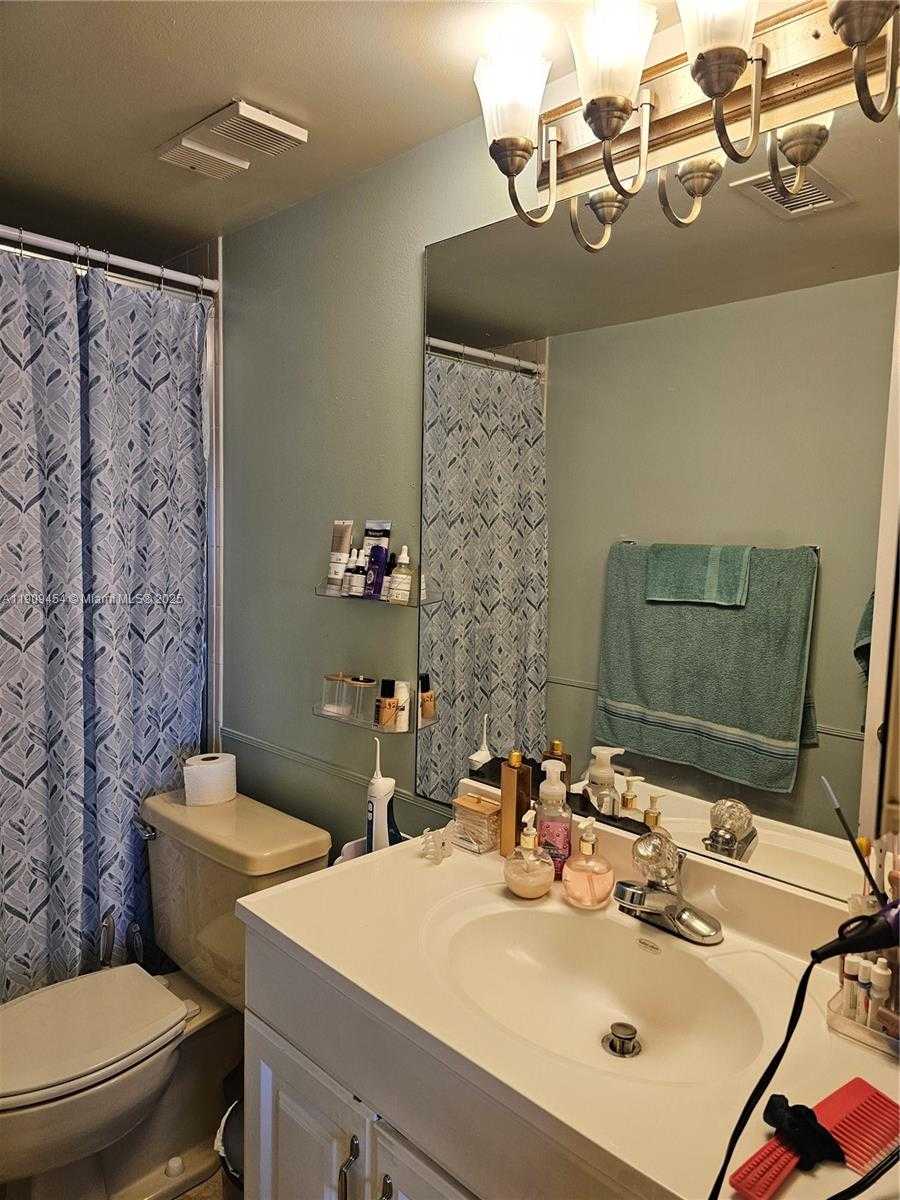 Small Image of 114 LAKE EMERALD DR #409, Oakland Park Number 12