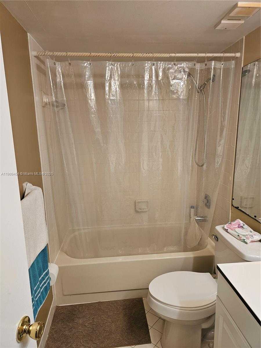 Small Image of 114 LAKE EMERALD DR #409, Oakland Park Number 15