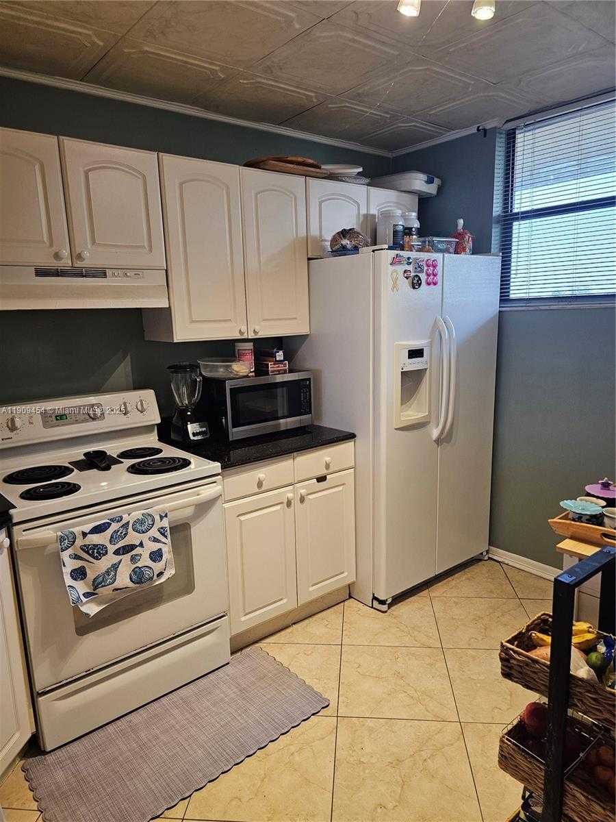 Small Image of 114 LAKE EMERALD DR #409, Oakland Park Number 2
