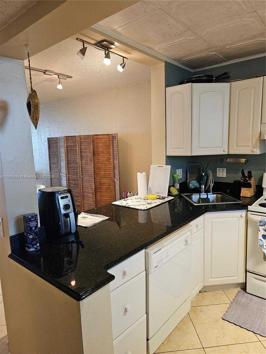 Small Image of 114 LAKE EMERALD DR #409, Oakland Park Number 3