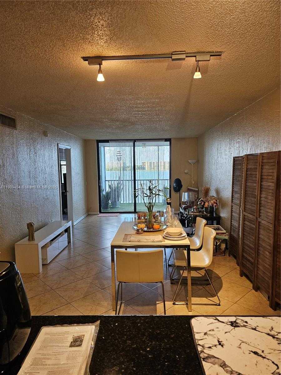 Small Image of 114 LAKE EMERALD DR #409, Oakland Park Number 4