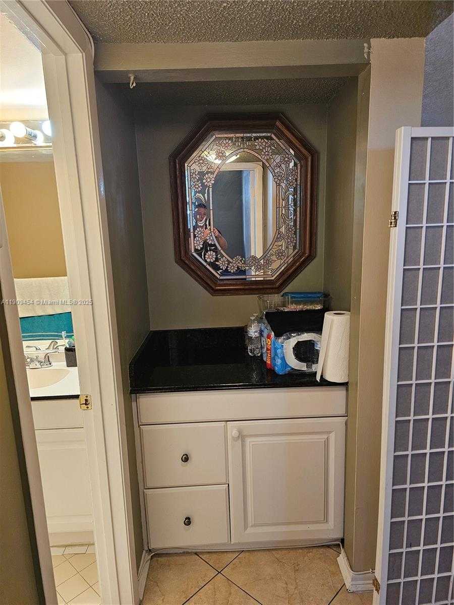 Small Image of 114 LAKE EMERALD DR #409, Oakland Park Number 6