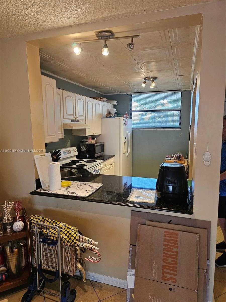 Small Image of 114 LAKE EMERALD DR #409, Oakland Park Number 7