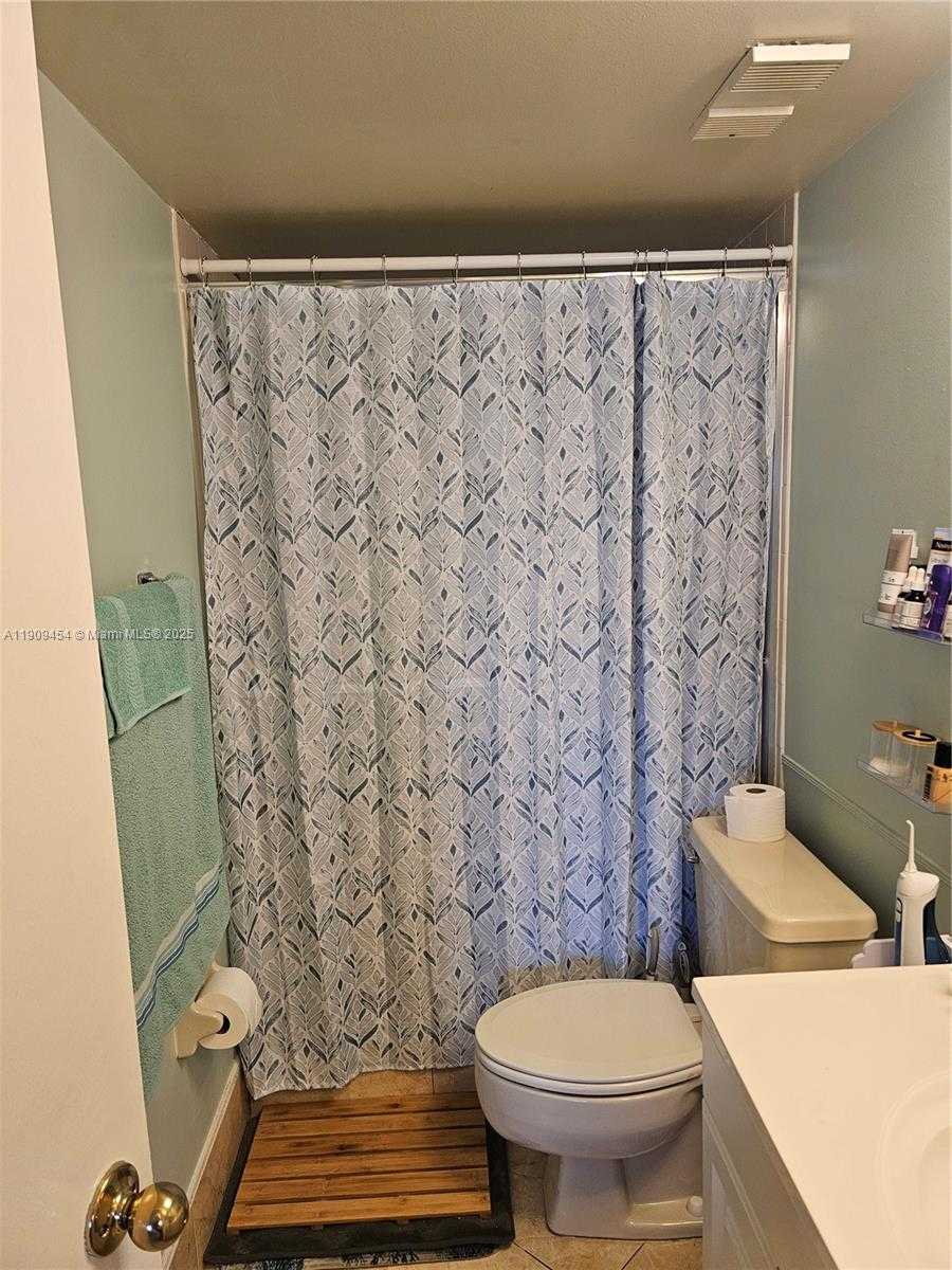 Small Image of 114 LAKE EMERALD DR #409, Oakland Park Number 9