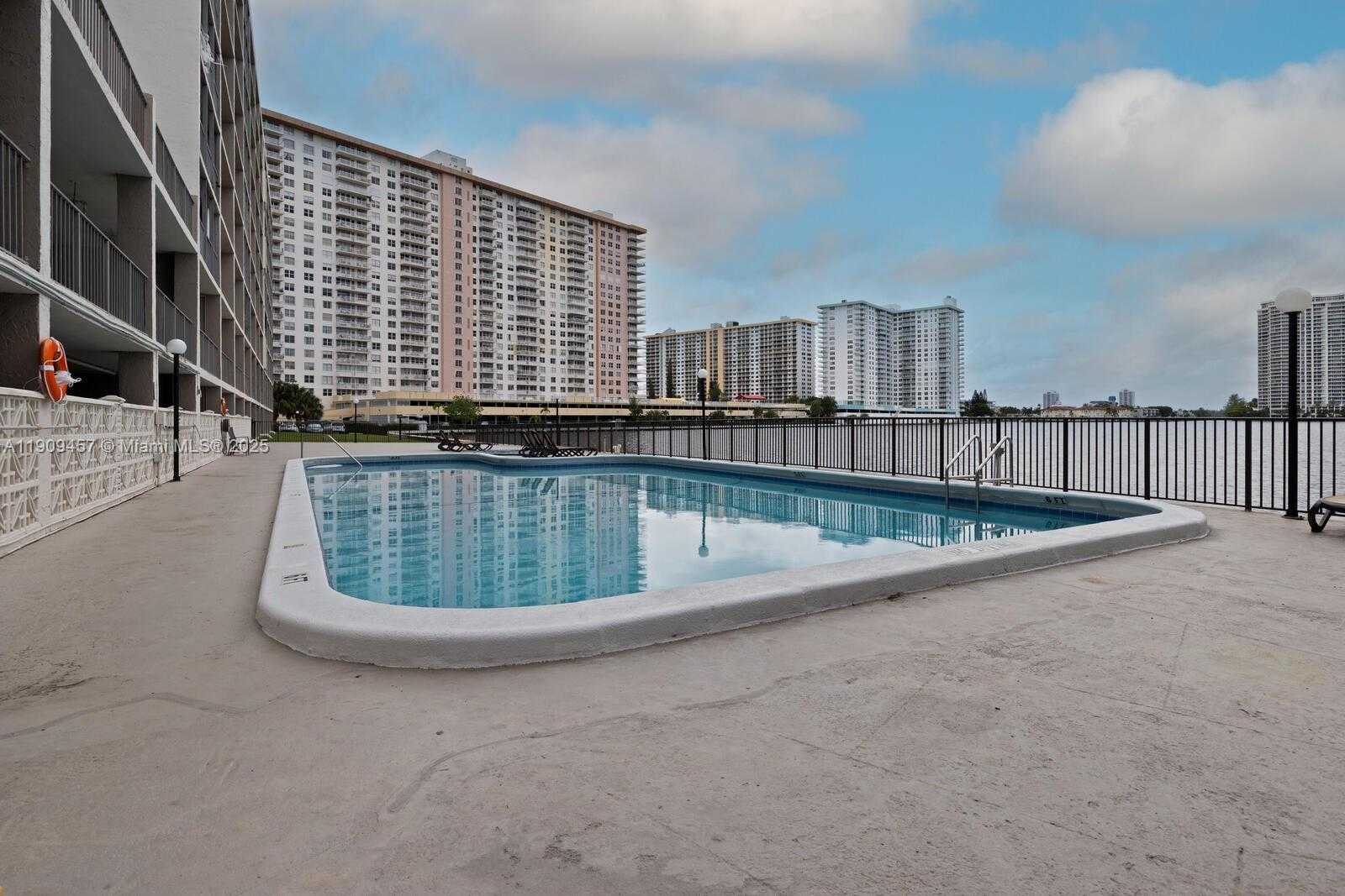 Small Image of 17500 NORTH BAY RD #S301, Sunny Isles Beach Number 16