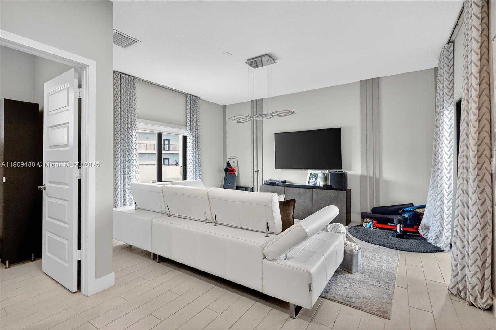 Small Image of 4740 NORTH WEST 84TH AVE, Doral Number 42