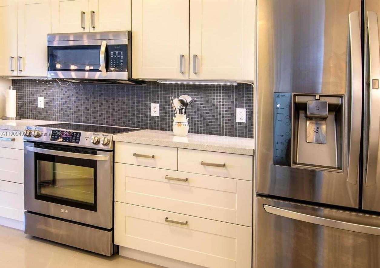 Small Image of Aventura Number 16