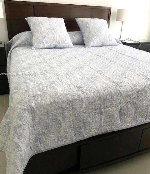 Small Image of Aventura Number 20