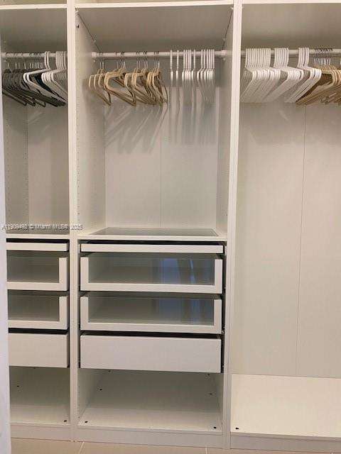 Small Image of Aventura Number 21