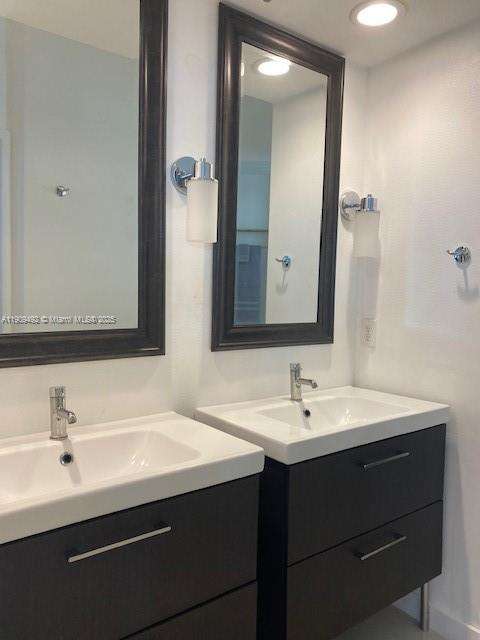 Small Image of Aventura Number 22