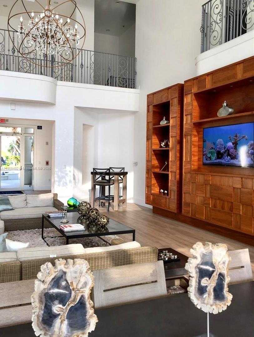 Small Image of Aventura Number 33