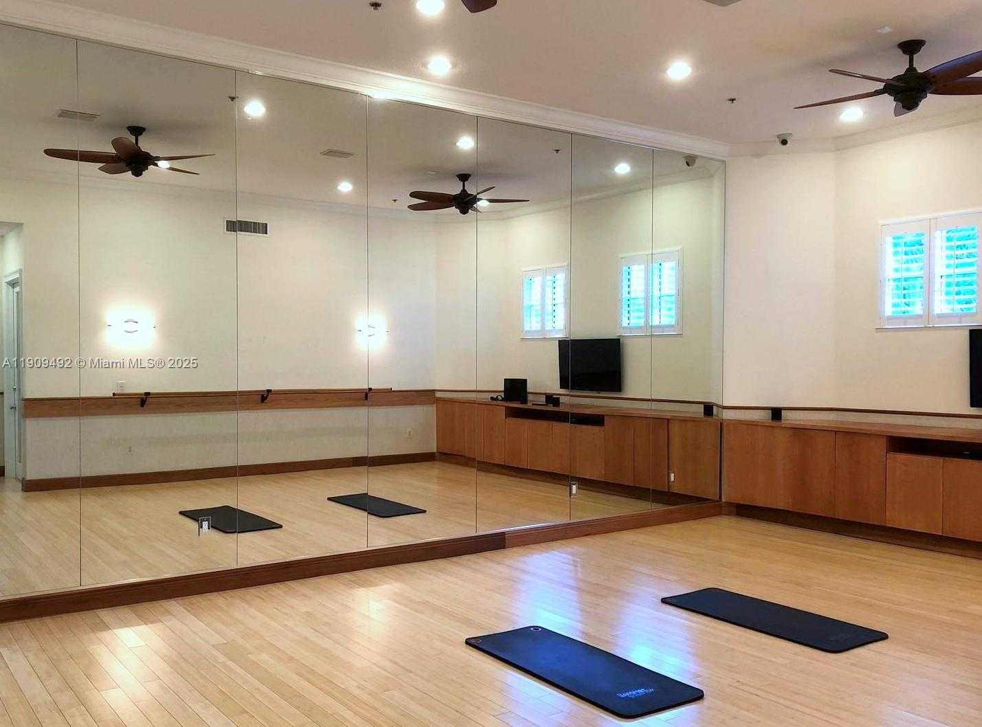 Small Image of Aventura Number 35