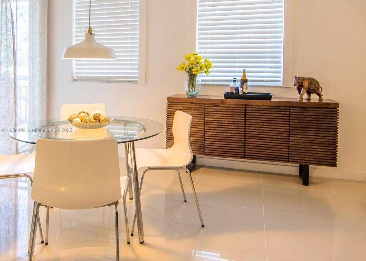 Small Image of Aventura Number 4