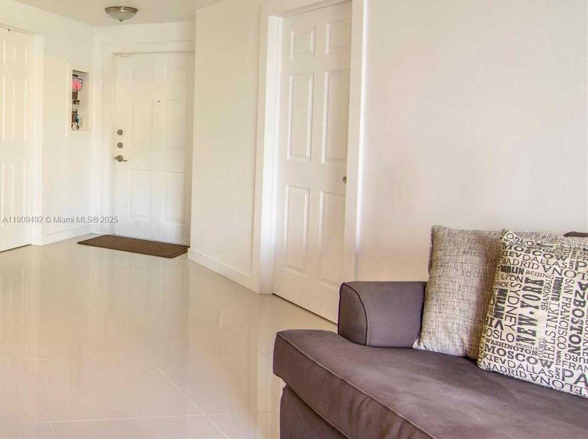 Small Image of Aventura Number 6