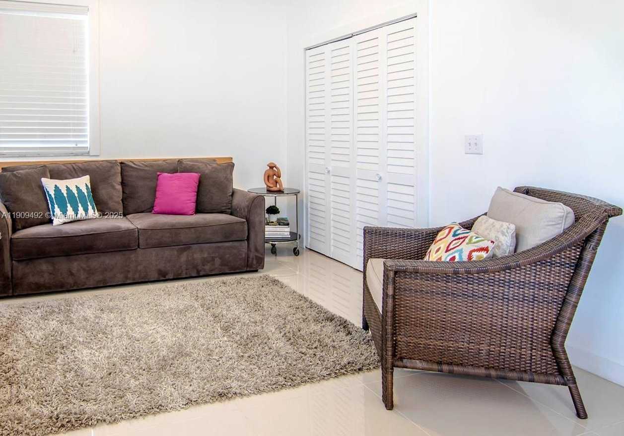 Small Image of Aventura Number 8