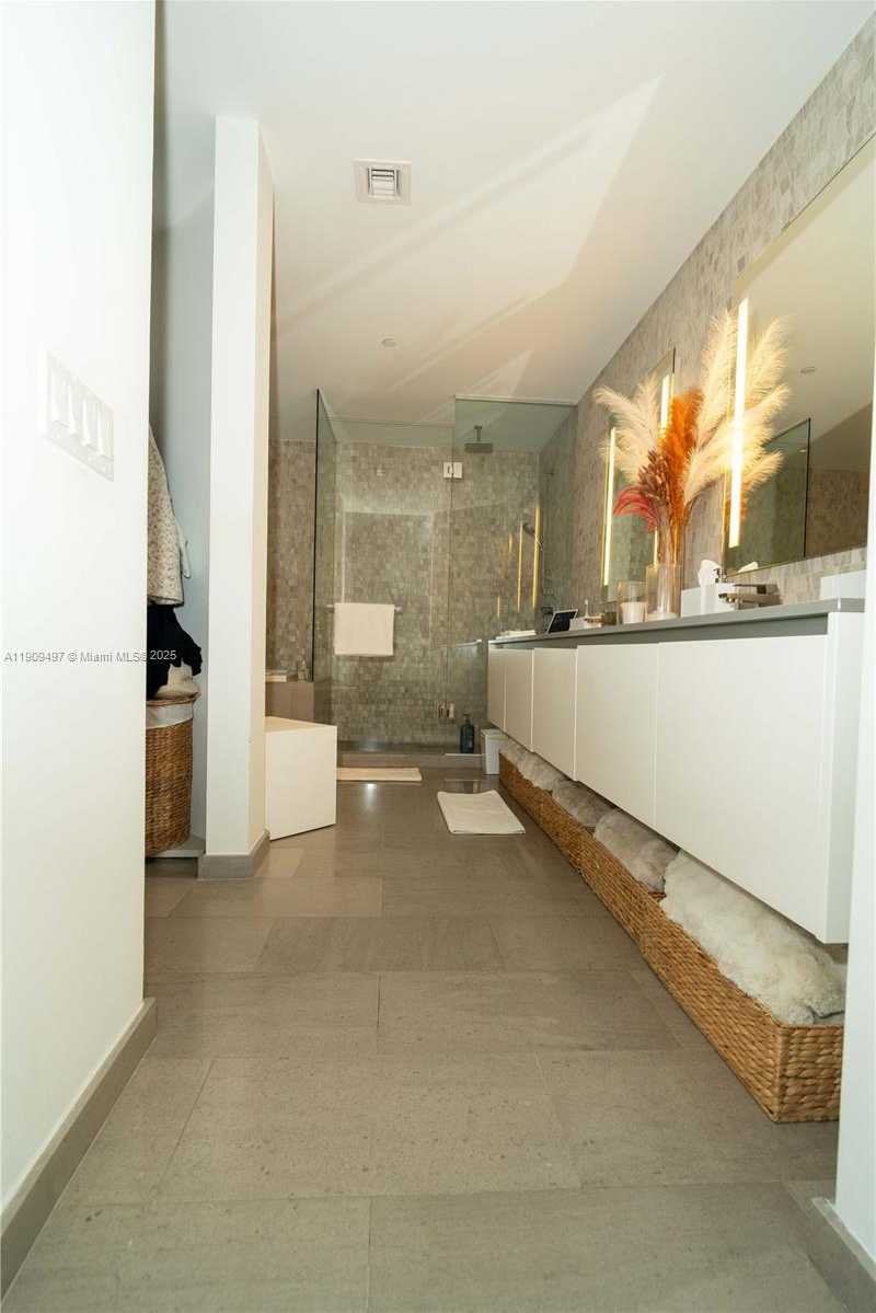 Small Image of 68 SOUTH EAST 6TH ST #2110, Miami Number 31