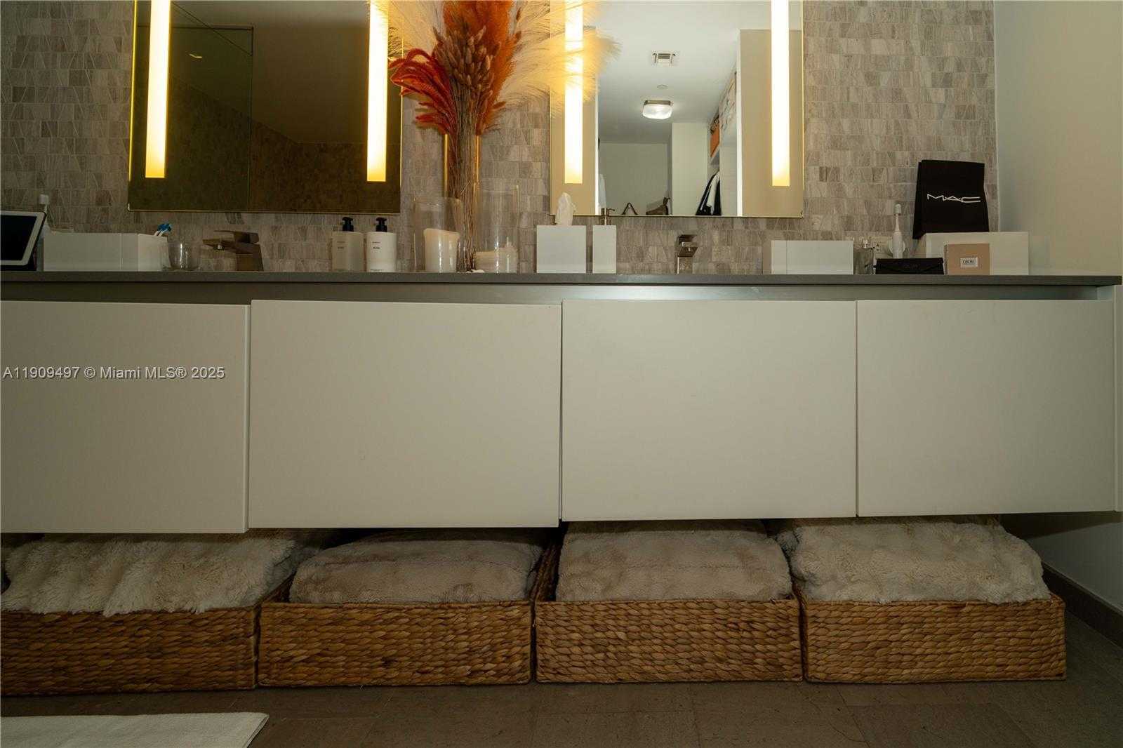 Small Image of 68 SOUTH EAST 6TH ST #2110, Miami Number 32