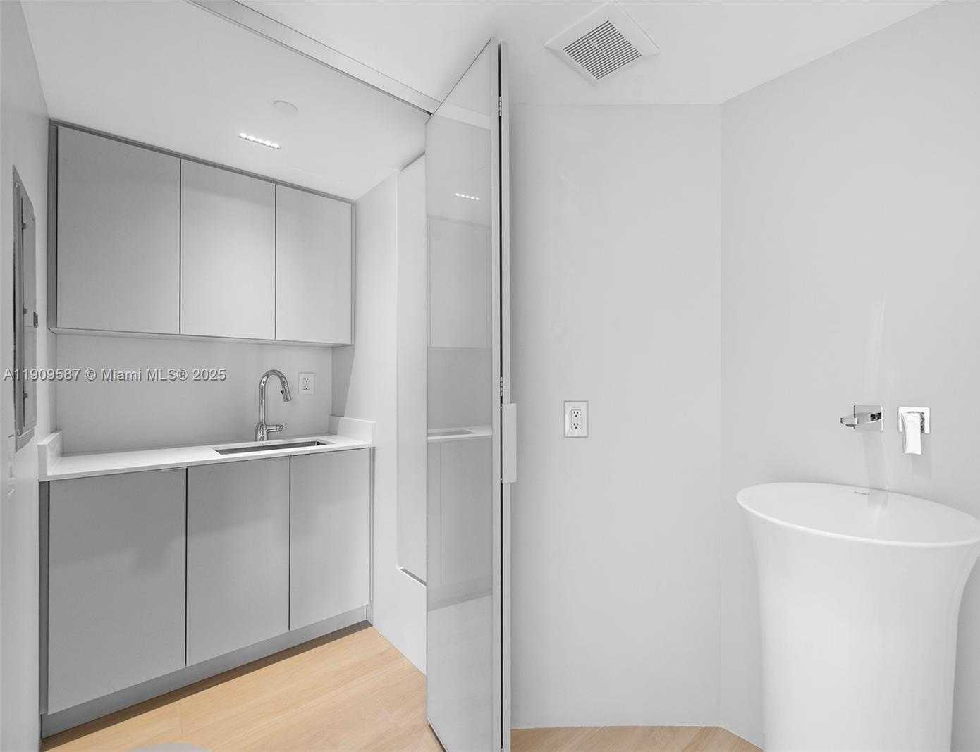 Small Image of 3640 YACHT CLUB DR #810, Aventura Number 28