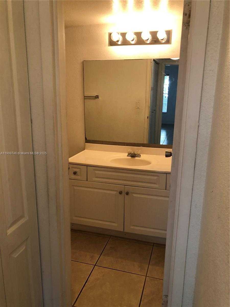 Small Image of 5201 GENEVA WAY #102, Doral Number 10