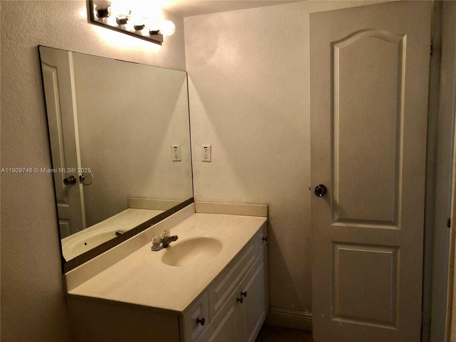 Small Image of 5201 GENEVA WAY #102, Doral Number 11