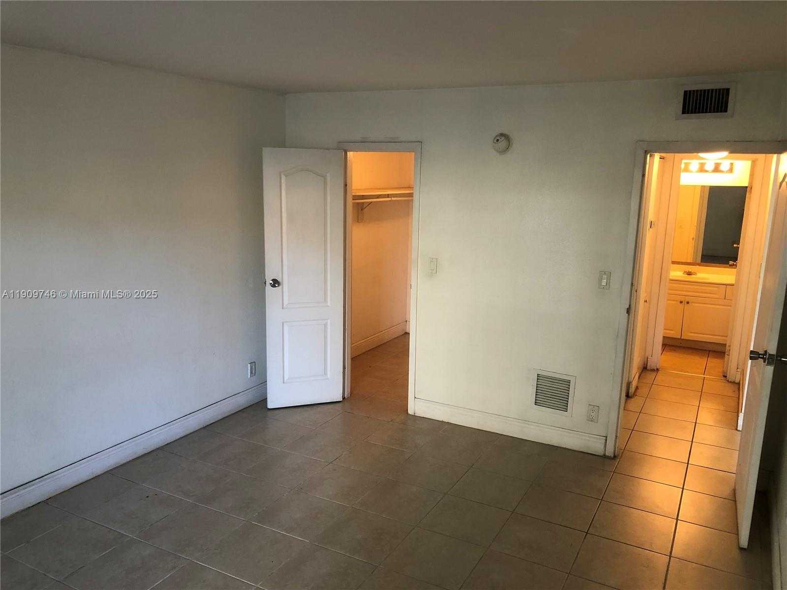 Small Image of 5201 GENEVA WAY #102, Doral Number 13