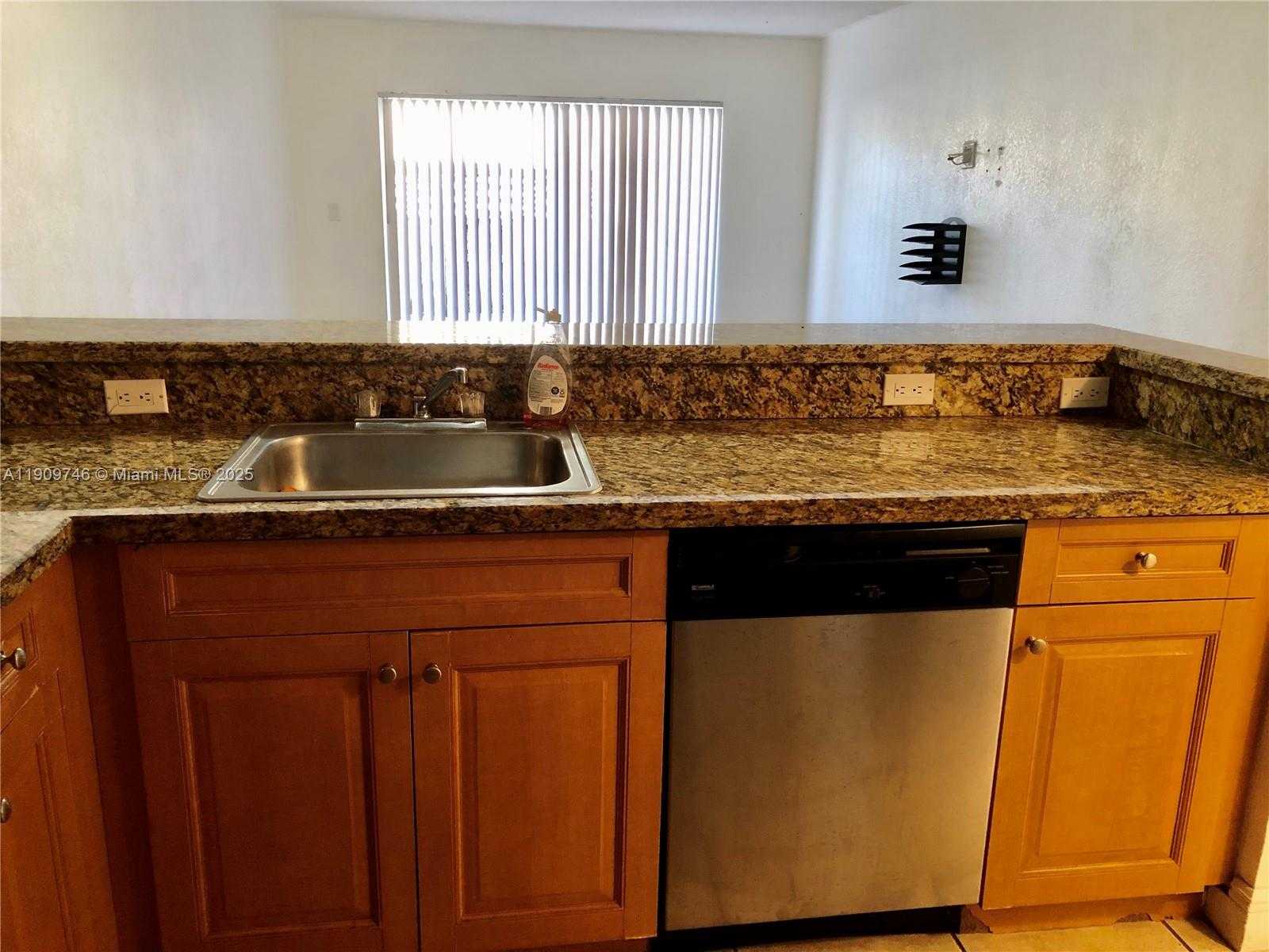 Small Image of 5201 GENEVA WAY #102, Doral Number 3