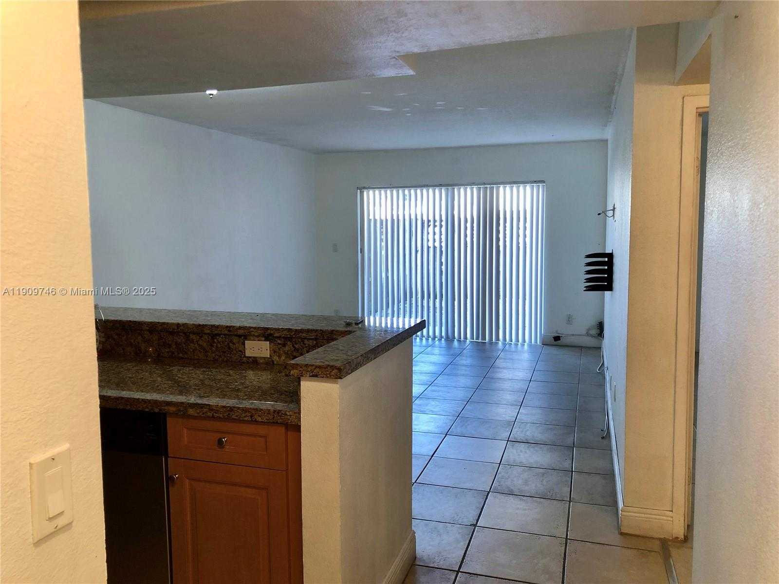Small Image of 5201 GENEVA WAY #102, Doral Number 4