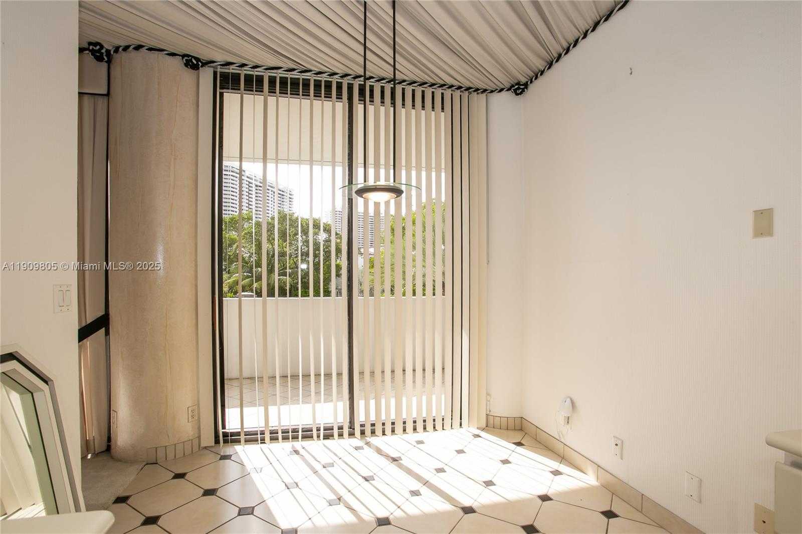 Small Image of 3000 ISLAND BLVD #WSTE1, Aventura Number 11