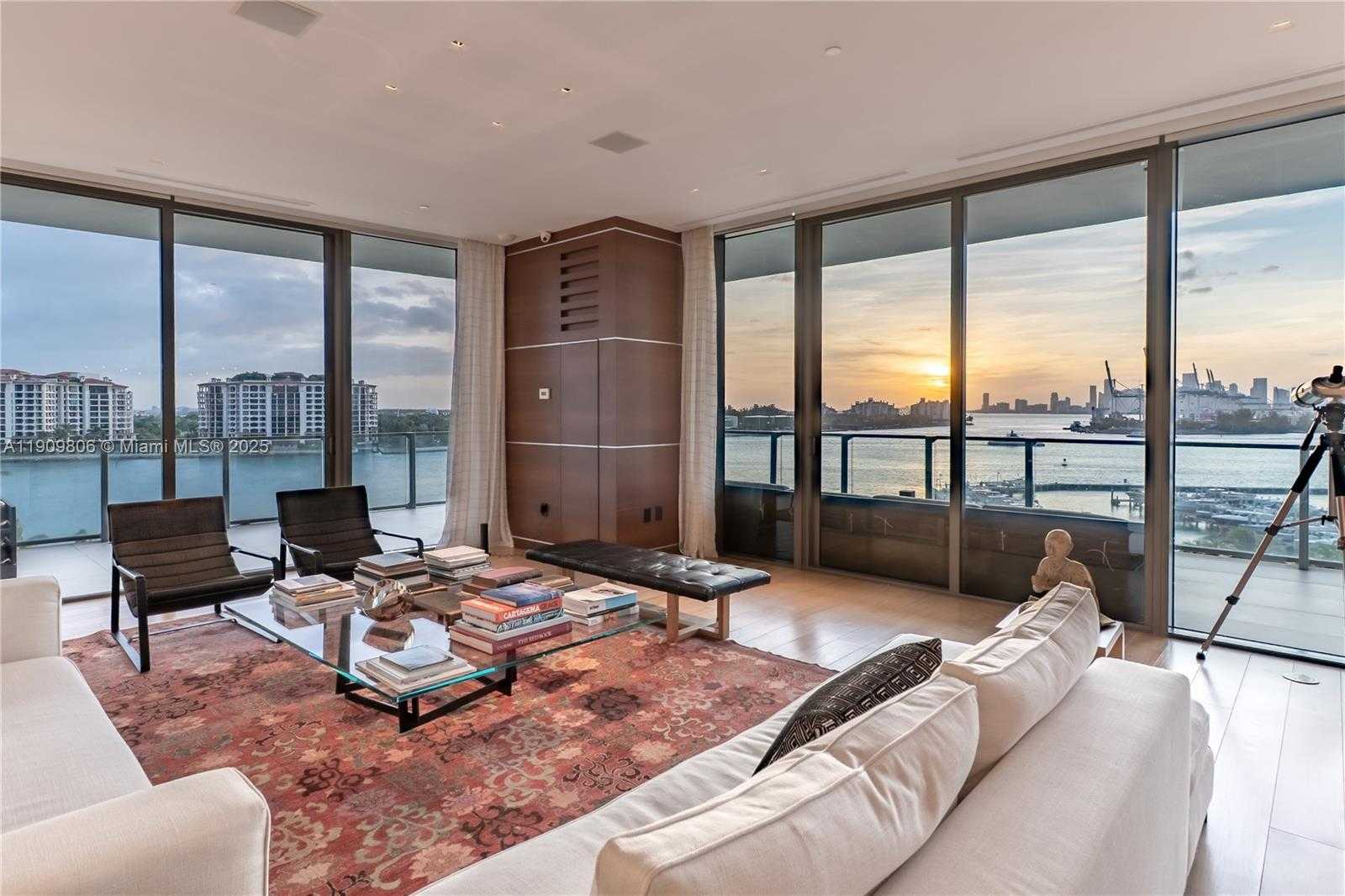 Small Image of 800 SOUTH POINTE DR #704, Miami Beach Number 1