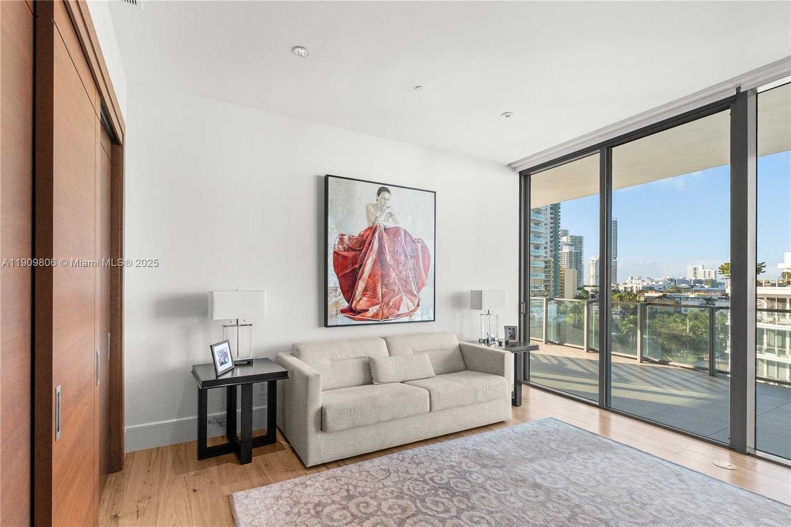 Small Image of 800 SOUTH POINTE DR #704, Miami Beach Number 15