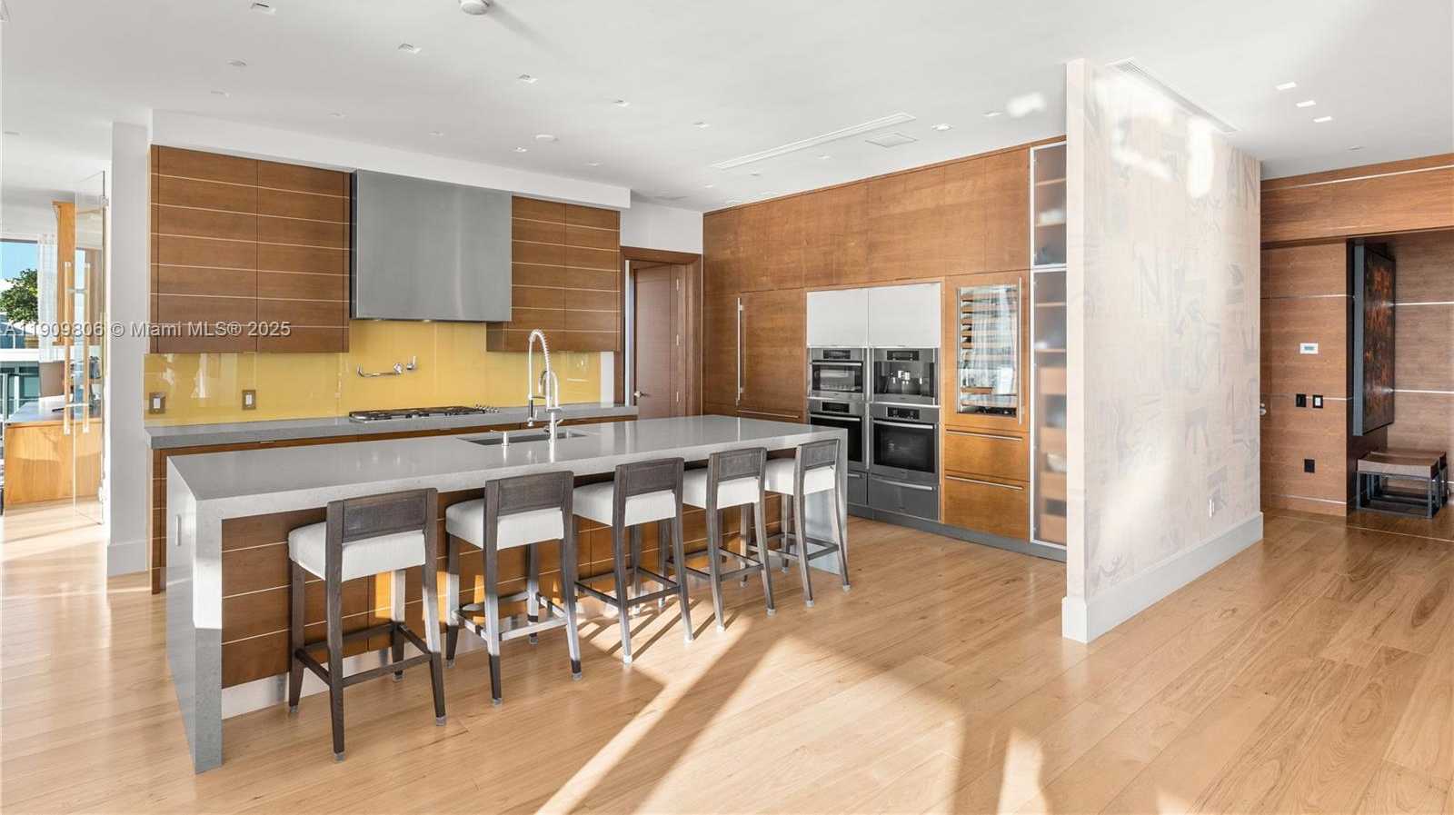 Small Image of 800 SOUTH POINTE DR #704, Miami Beach Number 16