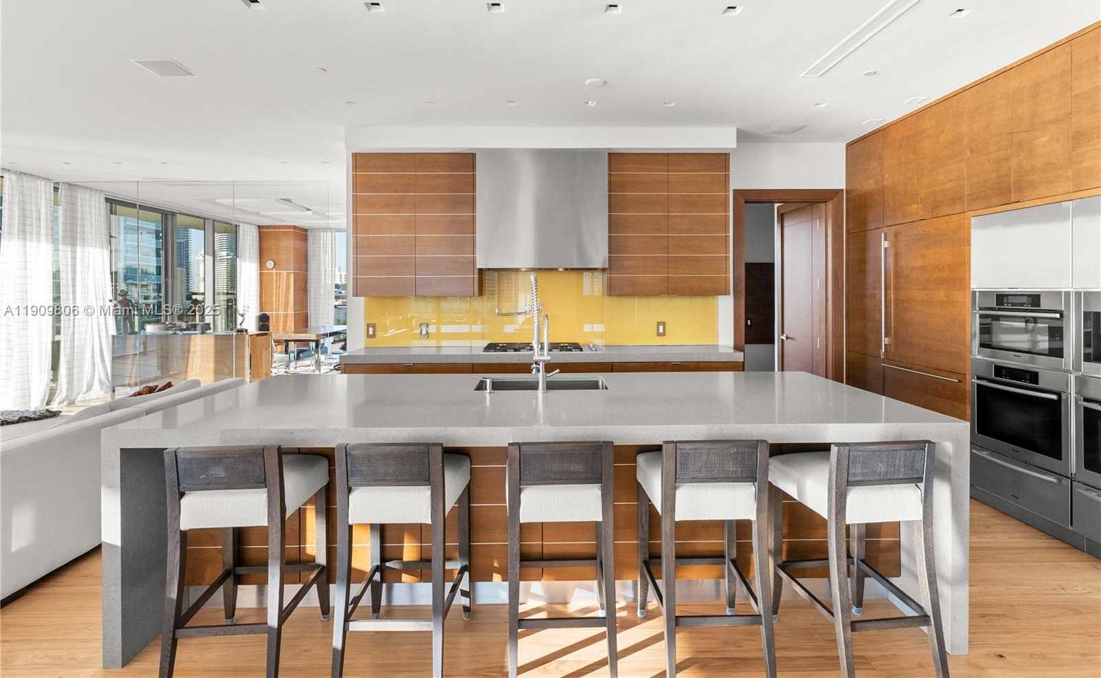 Small Image of 800 SOUTH POINTE DR #704, Miami Beach Number 17