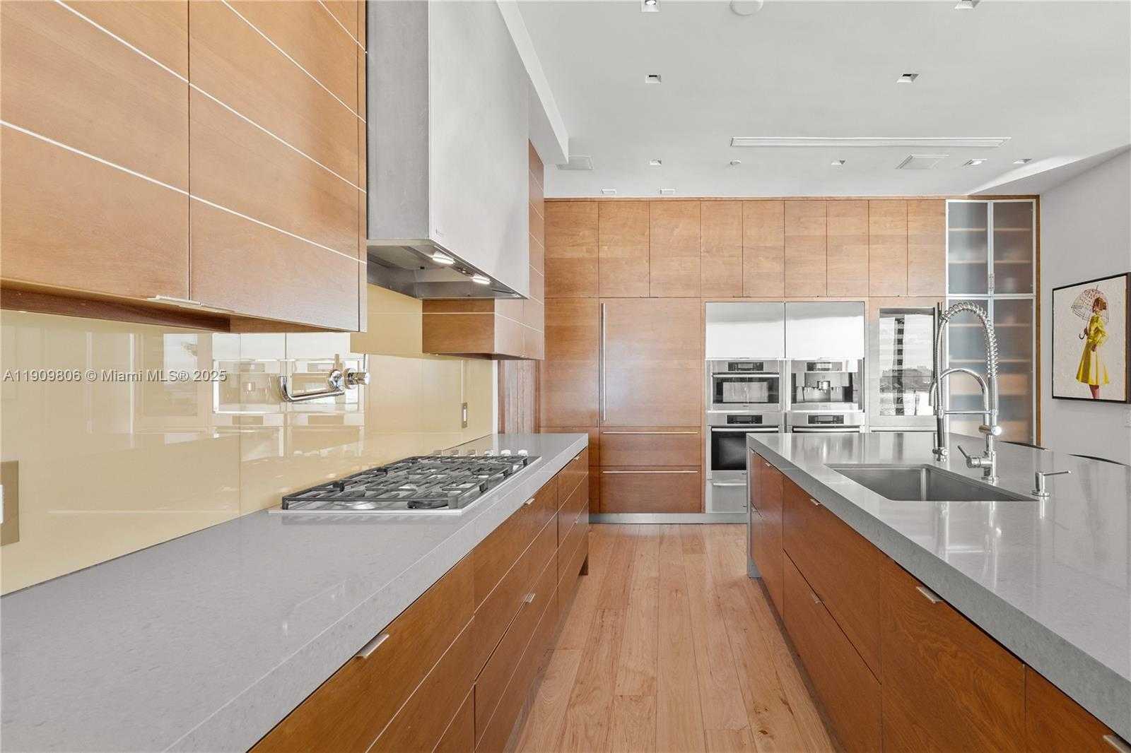 Small Image of 800 SOUTH POINTE DR #704, Miami Beach Number 18