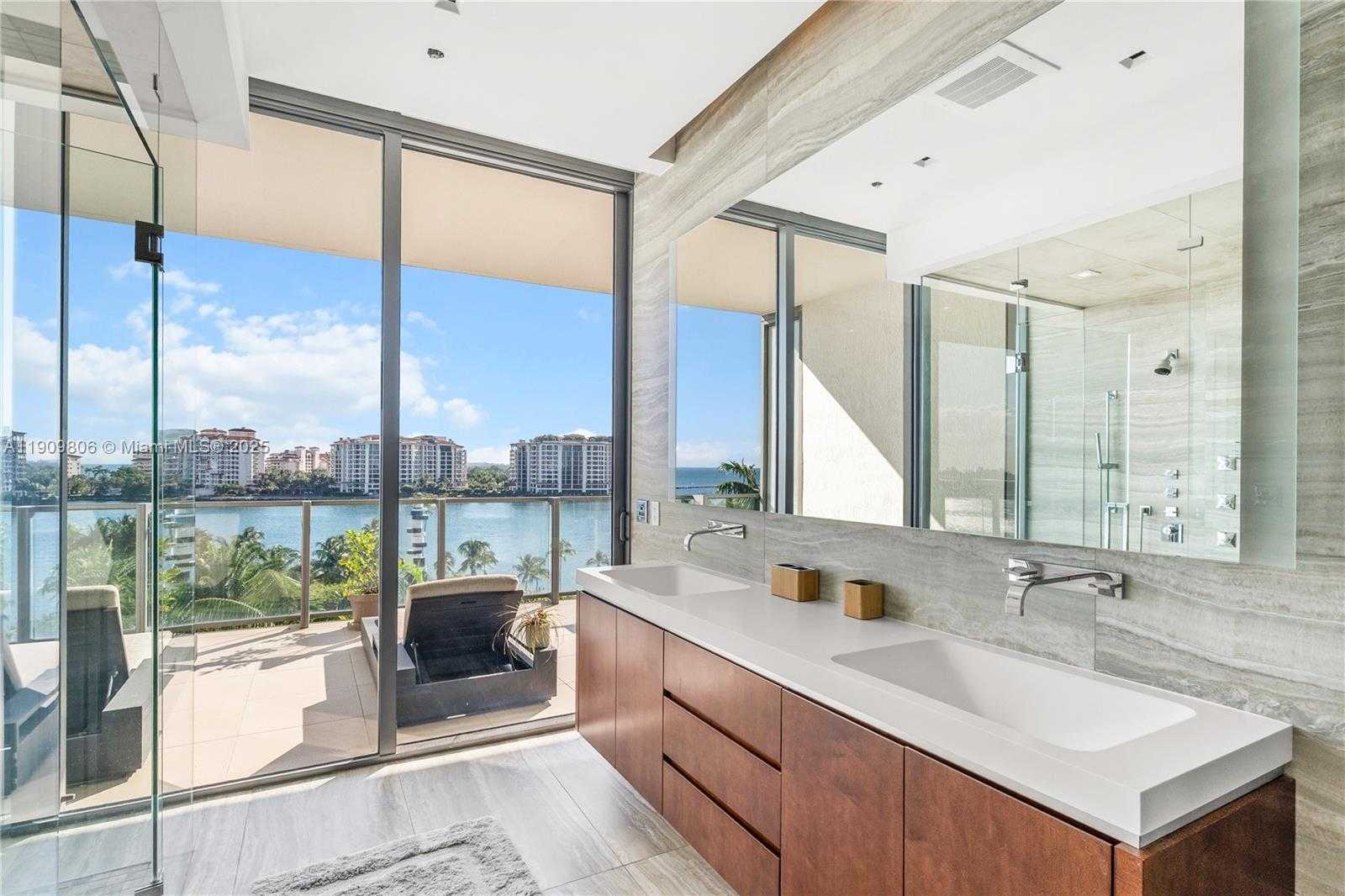 Small Image of 800 SOUTH POINTE DR #704, Miami Beach Number 19