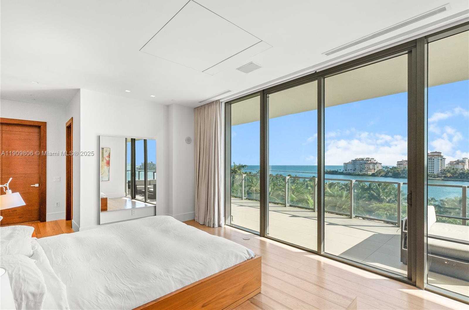 Small Image of 800 SOUTH POINTE DR #704, Miami Beach Number 21