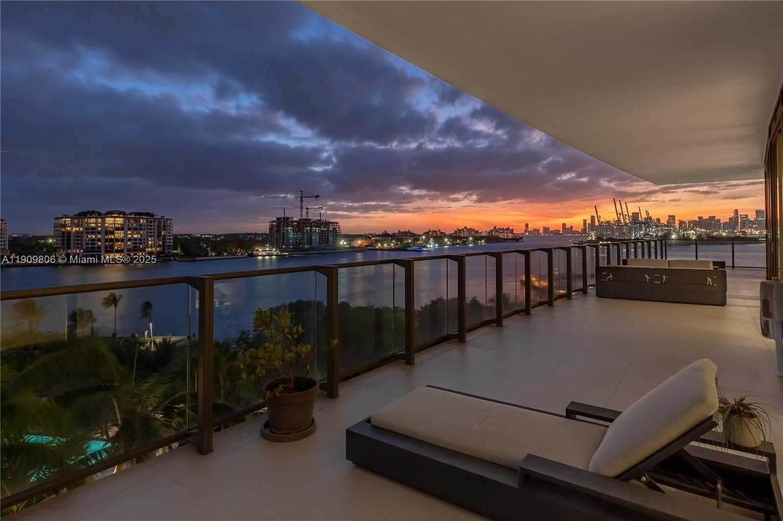 Small Image of 800 SOUTH POINTE DR #704, Miami Beach Number 4