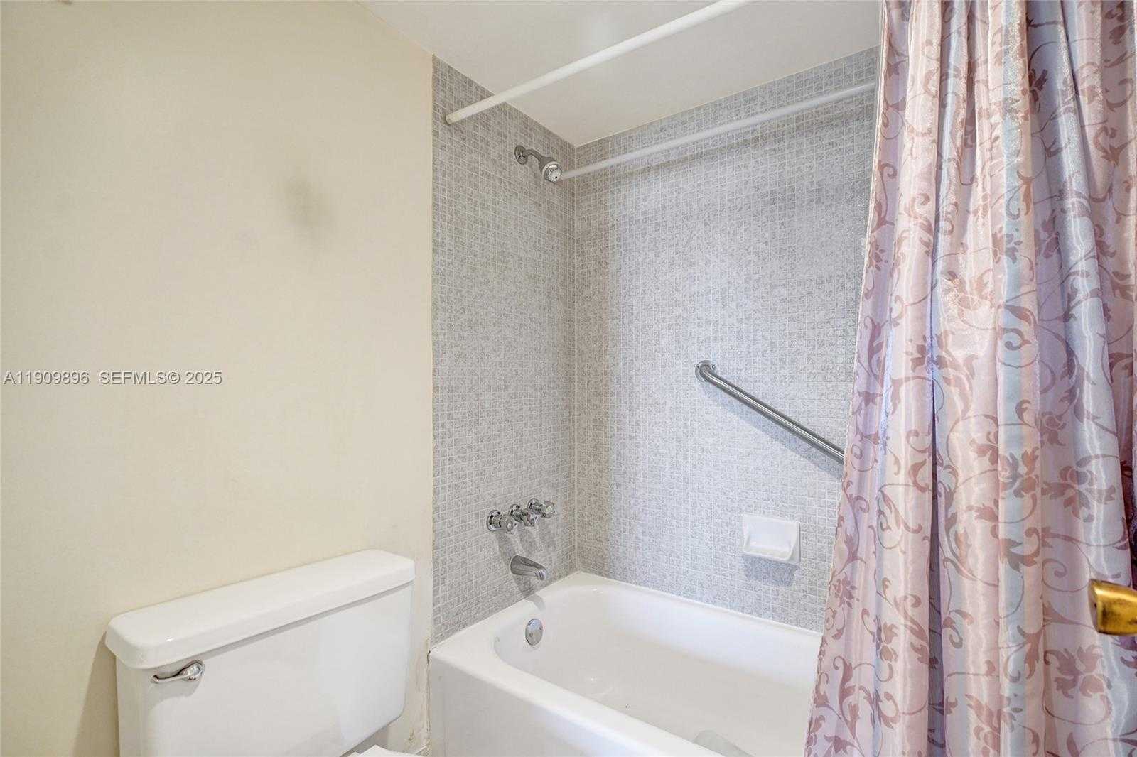 Small Image of 1300 NORTH EAST MIAMI GARDENS DR #320E, Miami Number 21