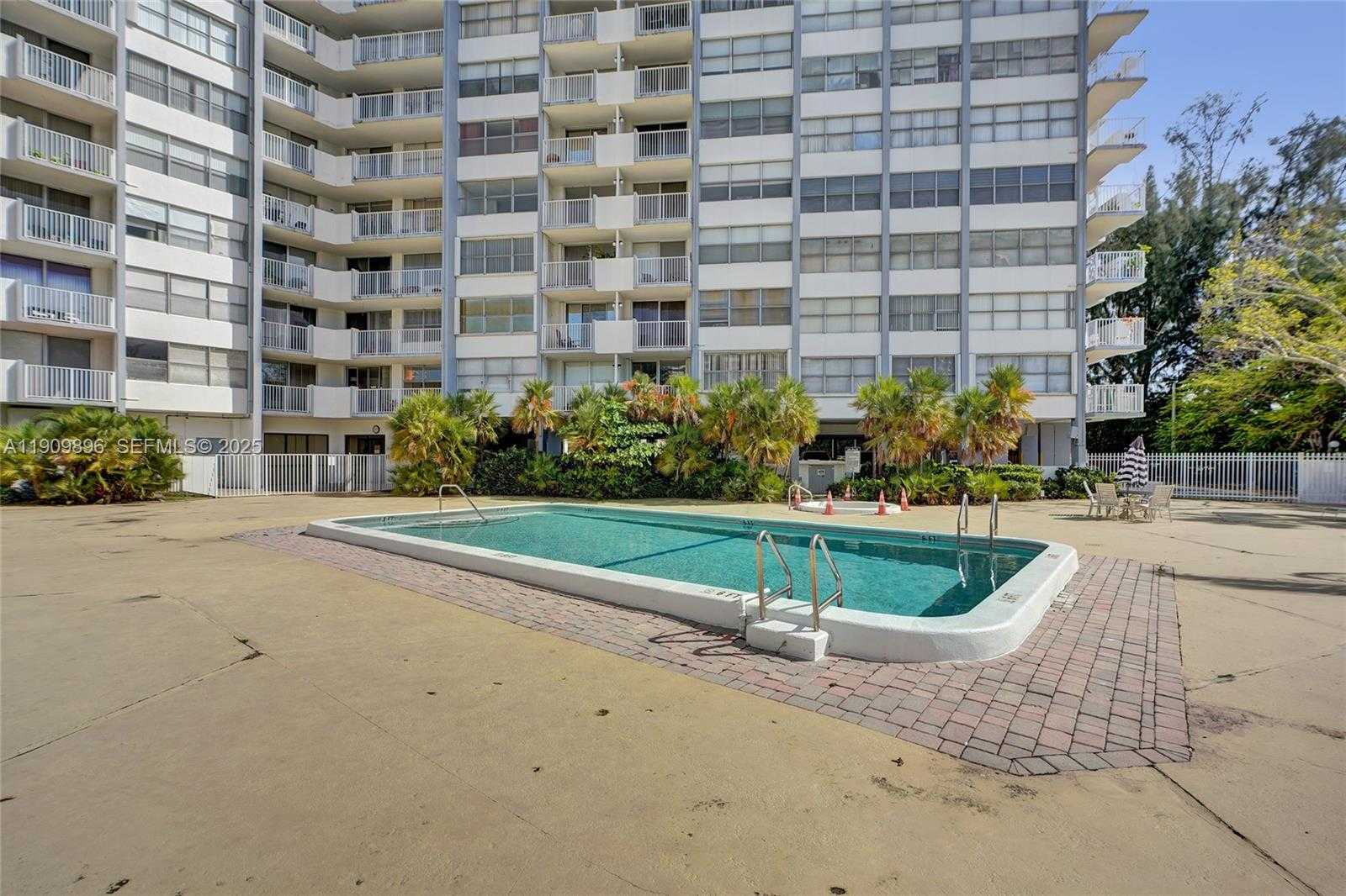 Small Image of 1300 NORTH EAST MIAMI GARDENS DR #320E, Miami Number 5