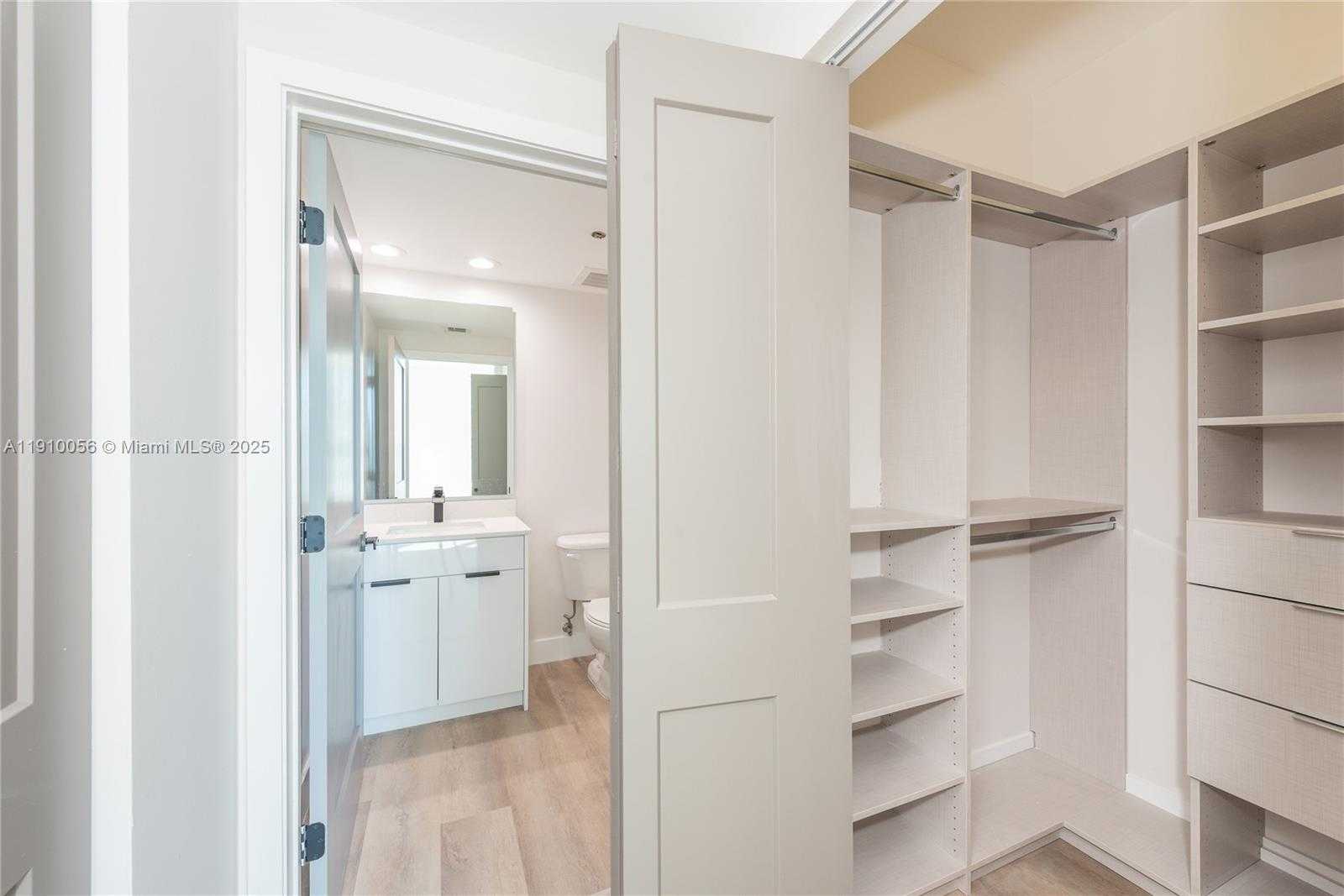 Small Image of 950 BRICKELL BAY DR #4007, Miami Number 10