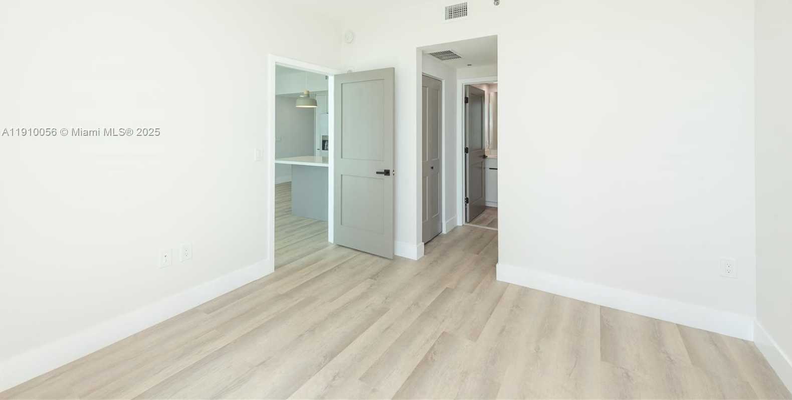 Small Image of 950 BRICKELL BAY DR #4007, Miami Number 13