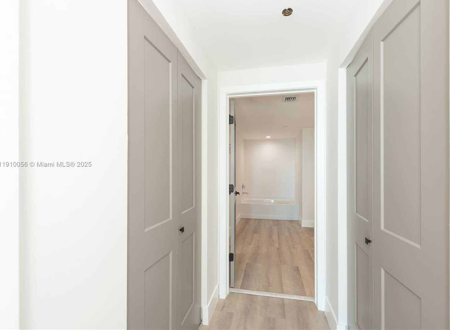 Small Image of 950 BRICKELL BAY DR #4007, Miami Number 8