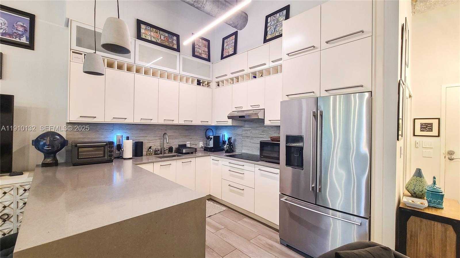 Small Image of 2001 BISCAYNE BLVD #2117, Miami Number 4