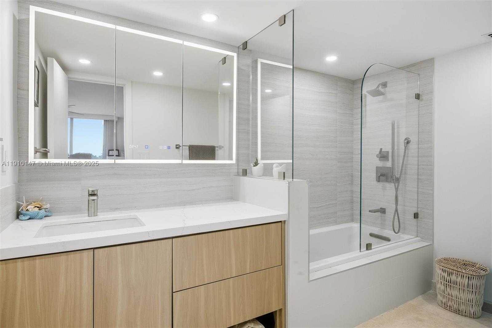 Small Image of 2655 COLLINS AVE #501, Miami Beach Number 20