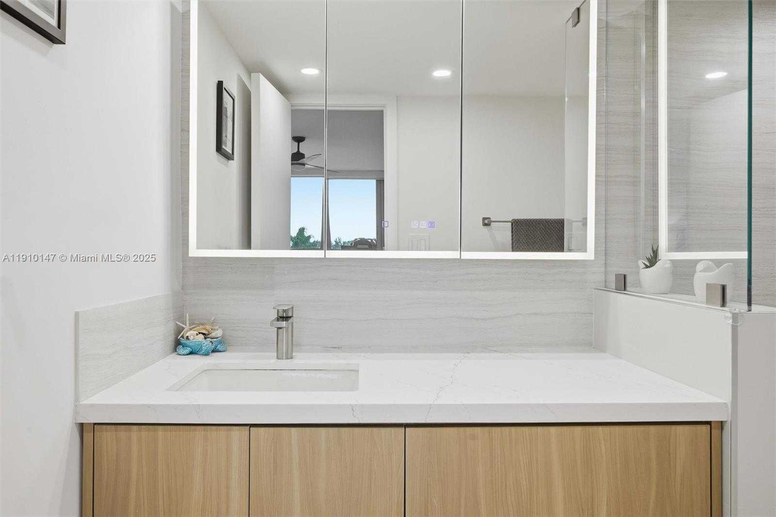 Small Image of 2655 COLLINS AVE #501, Miami Beach Number 21