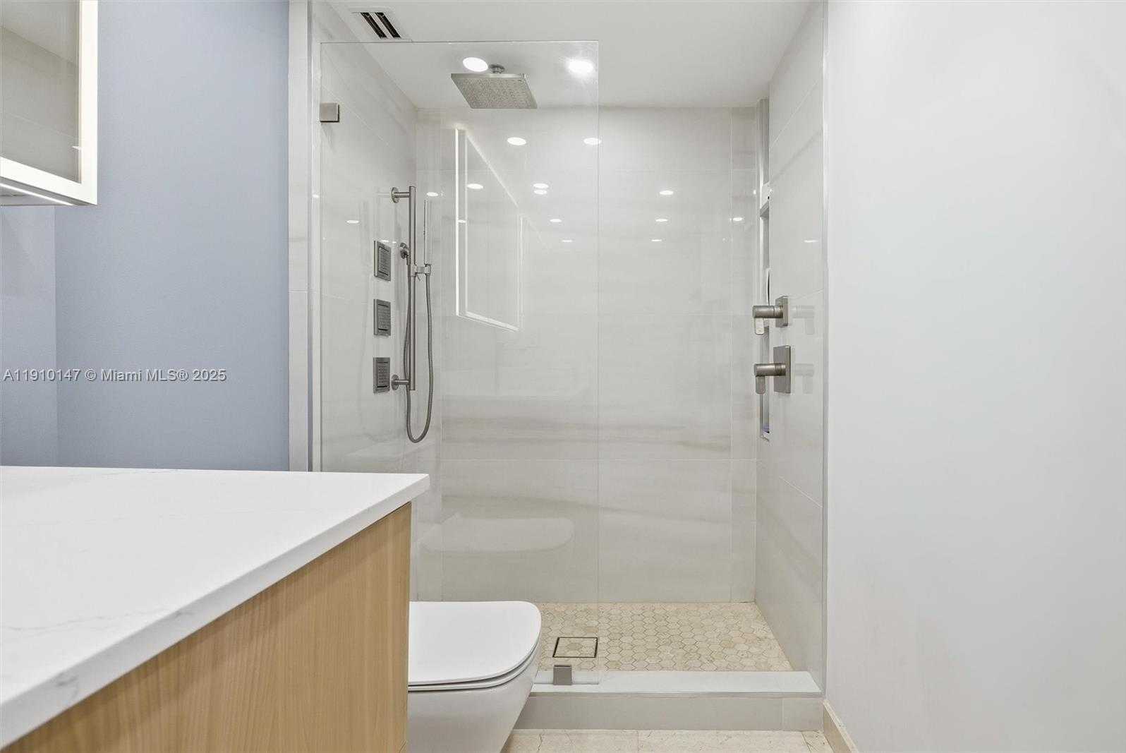 Small Image of 2655 COLLINS AVE #501, Miami Beach Number 25