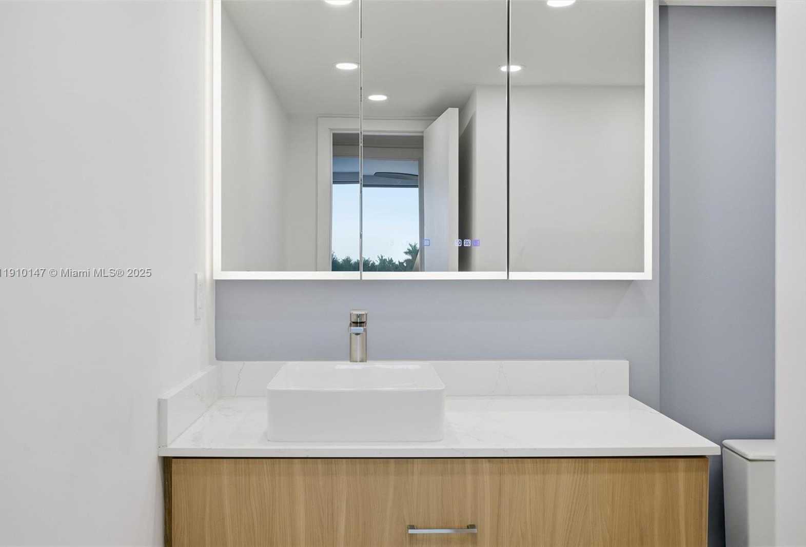Small Image of 2655 COLLINS AVE #501, Miami Beach Number 26