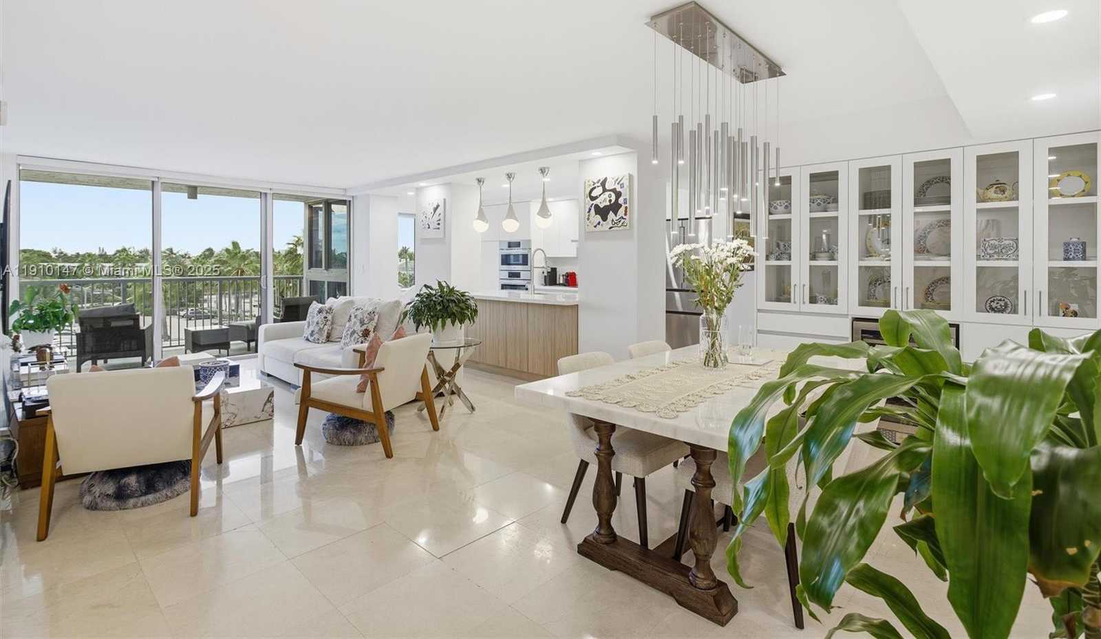 Small Image of 2655 COLLINS AVE #501, Miami Beach Number 4