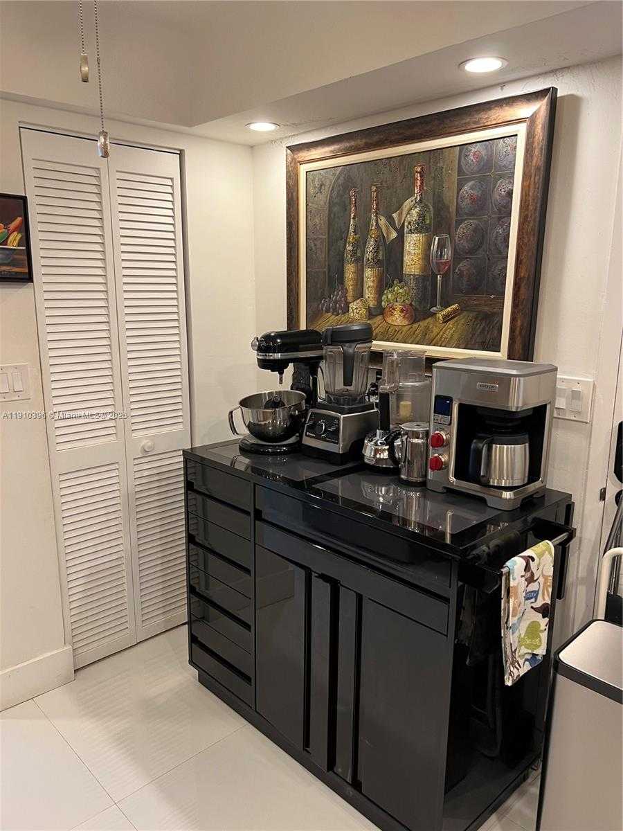 Small Image of Surfside Number 16