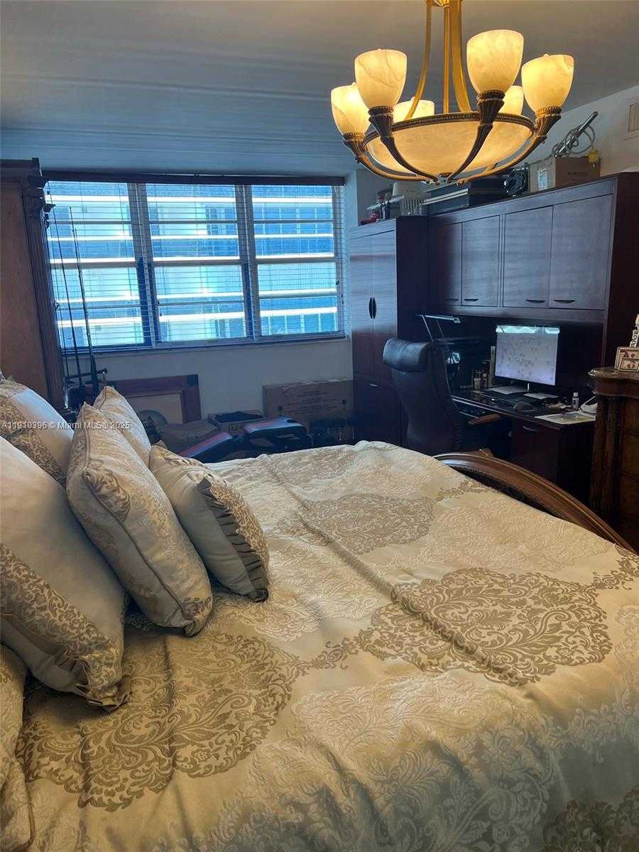 Small Image of Surfside Number 31