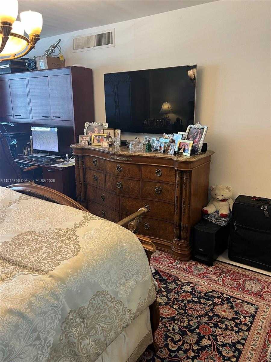 Small Image of Surfside Number 32